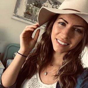 Meet your Posher, Larissa